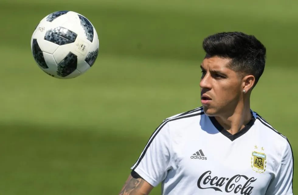 Argentina's forward midfielder Enzo Perez eyes the ball during a training session at the team's base camp in Bronnitsy, near Moscow, on June 17, 2018, during the Russia 2018 World Cup football tournament. / AFP PHOTO / JUAN MABROMATA Bronnitsy rusia  entrenamiento practica de la seleccion argentina futbol futbolistas jugadores entrenando