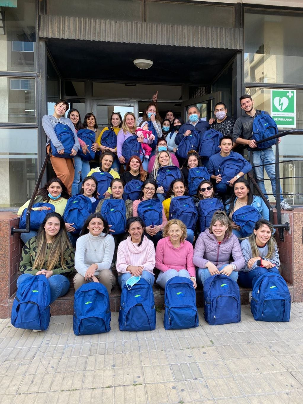 Se entregaron mochilas técnicas para estudiantes de segundo año de Enfermería en Tres Arroyos