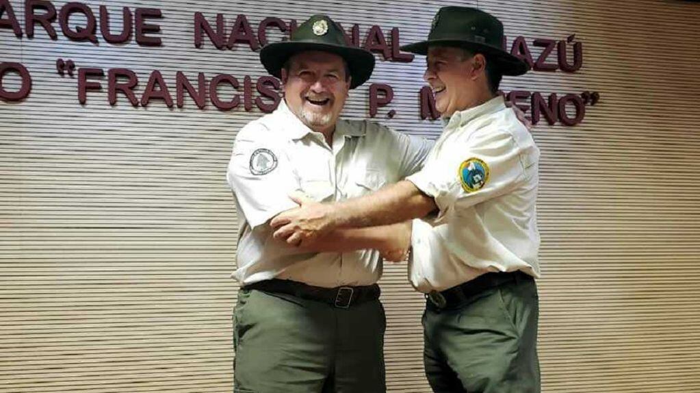 A la izquierda, Sergio Acosta,  en el 2019 cuando asumía a la intendencia