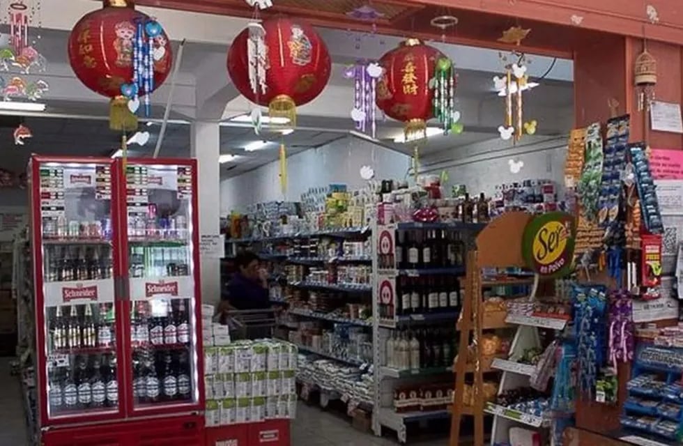 En los comercios de cercanía y supermercados chinos, los productos de Precios Justos están hasta un 25% más caros. Foto: La Voz.