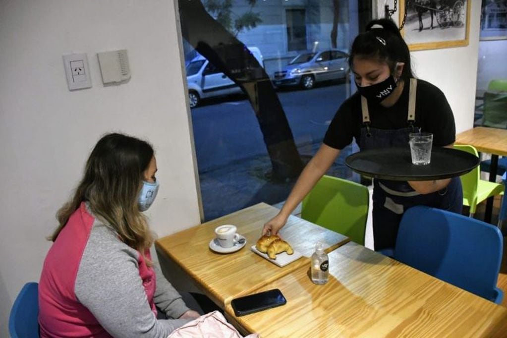 La Municipalidad de Rosario rehabilitó el servicio para clientes dentro de bares y restaurantes durante la pandemia de coronavirus. (@mauroyasprizza)