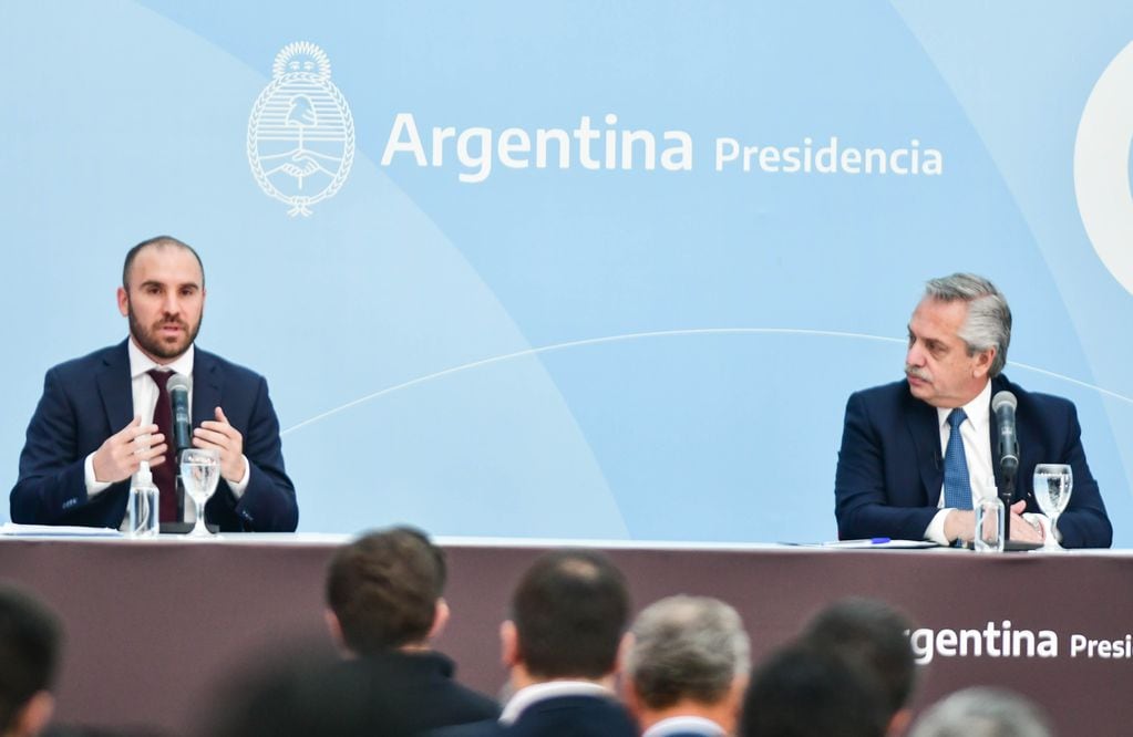 Alberto Fernández y Martín Guzmán firmaron el Presupuesto 2022.