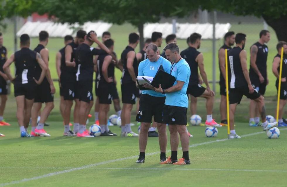 Pablo Lavallén estudia como romper la sequía goleadora de la B.