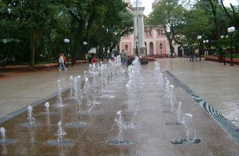 Chorros de agua en la Plaza 9 de Julio de Posadas.