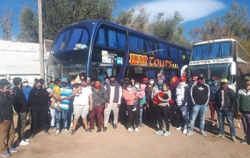Trabajadores rurales varados en Mendoza. Foto: Gentileza de La Izquierda Diario