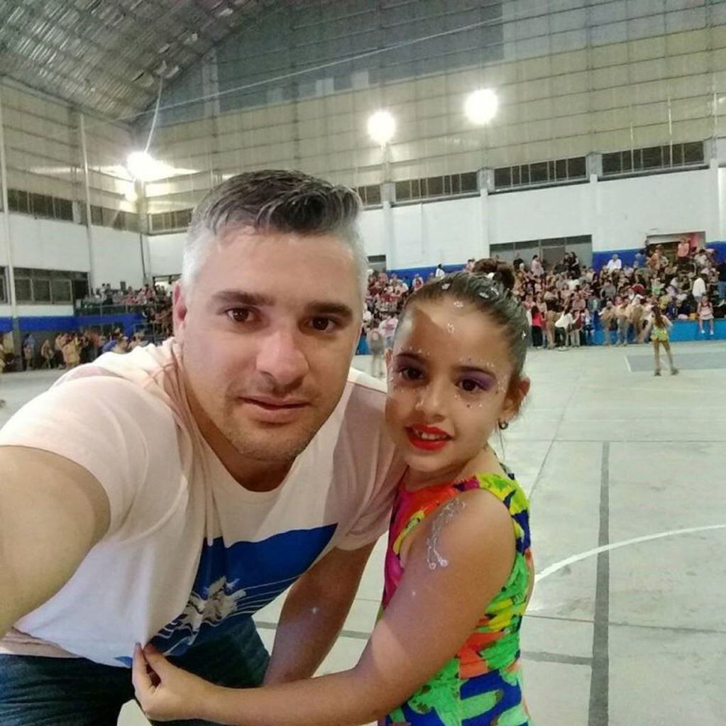José Martín Kruka junto a su hija Luana en una competición de patín artístico.