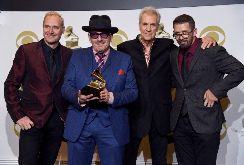 Davey Faragher, Elvis Costello, Pete Thomas y Steve Nieve de Elvis Costello & The Imposters, posan con su premio por Mejor Álbum pop vocal tradicional por "Look Now" en los Grammy 2020, en Los Angeles. (Foto: AP/Chris Pizzello)