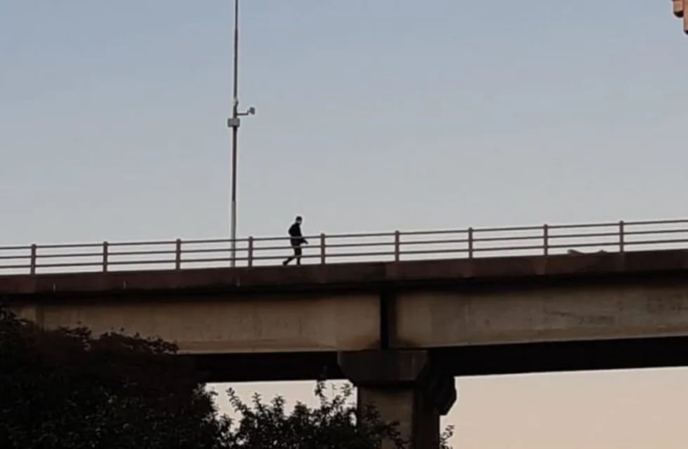 Denuncian que chaqueños cruzan caminando el puente y no se les realizan los controles sanitarios.