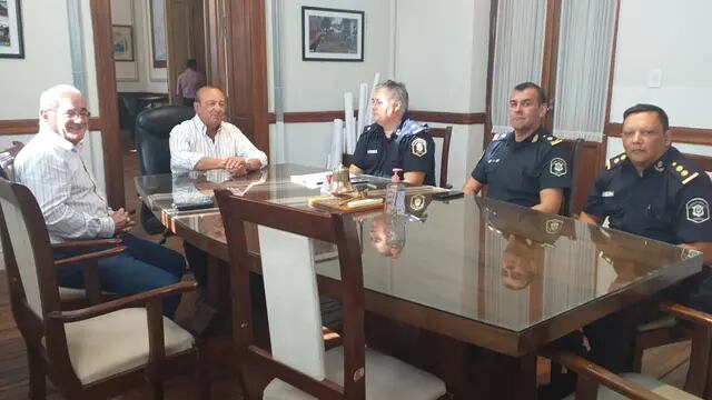 El intendente Carlos Sánchez se reunió con los jefes policiales de Tres Arroyos