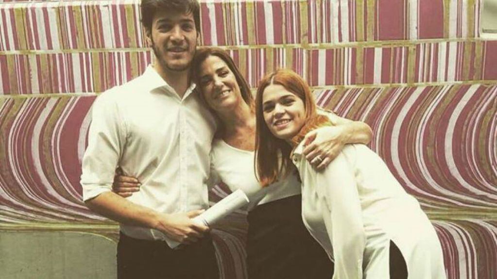 Débora Pérez Volpin junto a sus hijos Luna y Agustín Funes