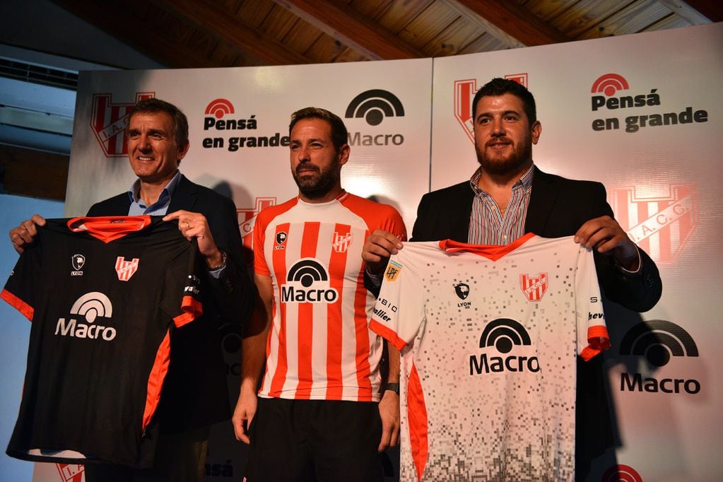 Banco Macro es el nuevo sponsor en la camiseta de Instituto. (José Gabriel Hernández / La Voz)
