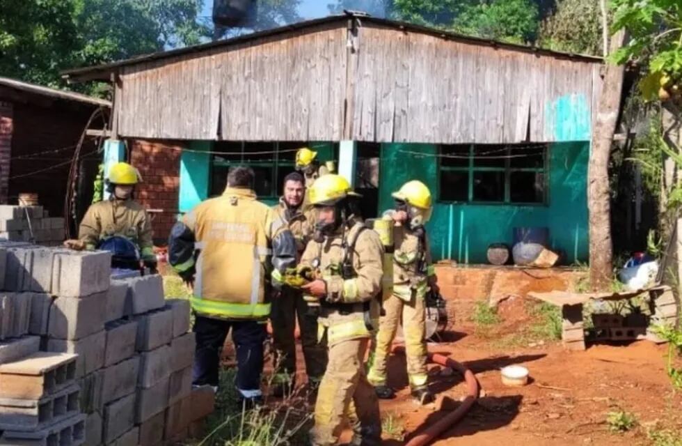 Un bombero resultó herido tras combatir un incendio en Puerto Iguazú.
