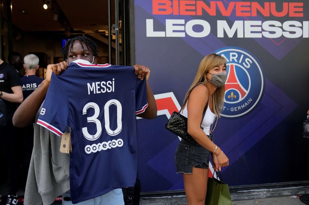 Los fanáticos del PSG hicieron largas colas para tener la camiseta de Messi. (AP Photo/Francois Mori).