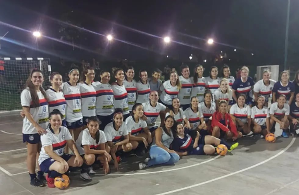 Mendoza de Regatas marca una fuerte presencia en el Futsal femenino a nivel provincial como nacional. Los planteles de Primera división A Y B, siguen apostando fuerte.