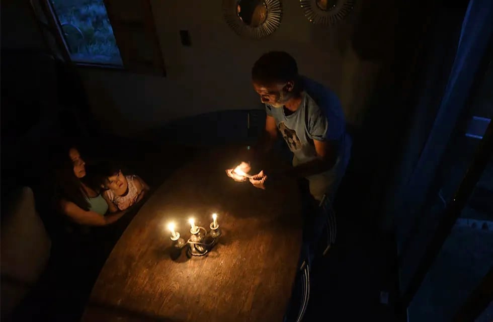 Algunos sectores de la provincia de Mendoza aún están sin  energía eléctrica tras el fuerte vientpo sur que afectó ayer a la provincia. José Gutierrez / Los Andes