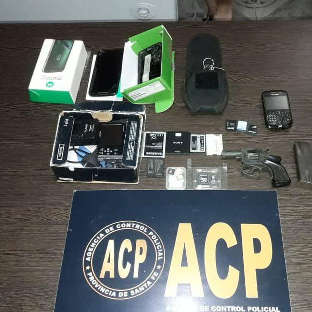 La ACP secuestró armas de fuego y celulares durante el procedimiento.