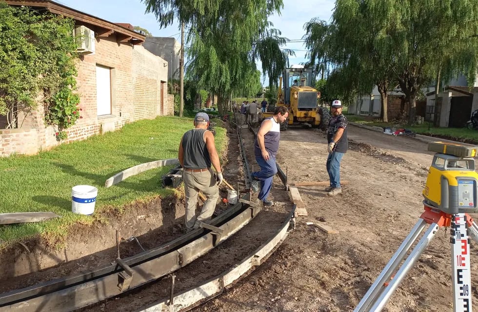 Obras Públicas de Tres Arroyos realiza trabajos de conexión de gas y de cordón cuneta en distintos puntos de la ciudad