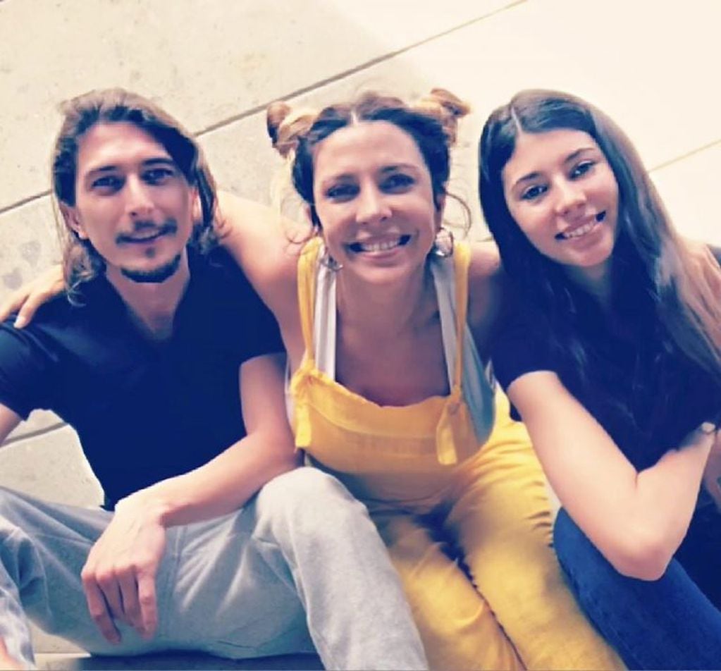Mónica Ayos junto a sus dos hijos, Federico Ayos y Victoria Olivera (Foto: Instagram/ @monicaayos)
