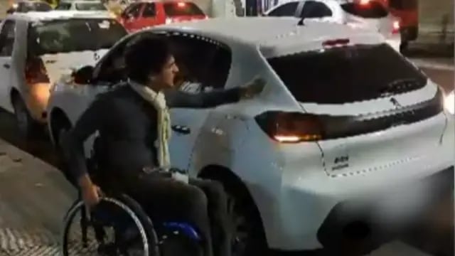 Una persona en silla de ruedas le pegó una calcomanía por estacionar en una rampa.