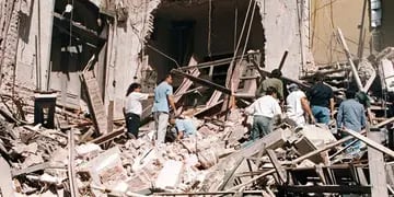 ATENTADO. Los escombros tras el ataque a la embajada, en 1992 (La Voz/Archivo).