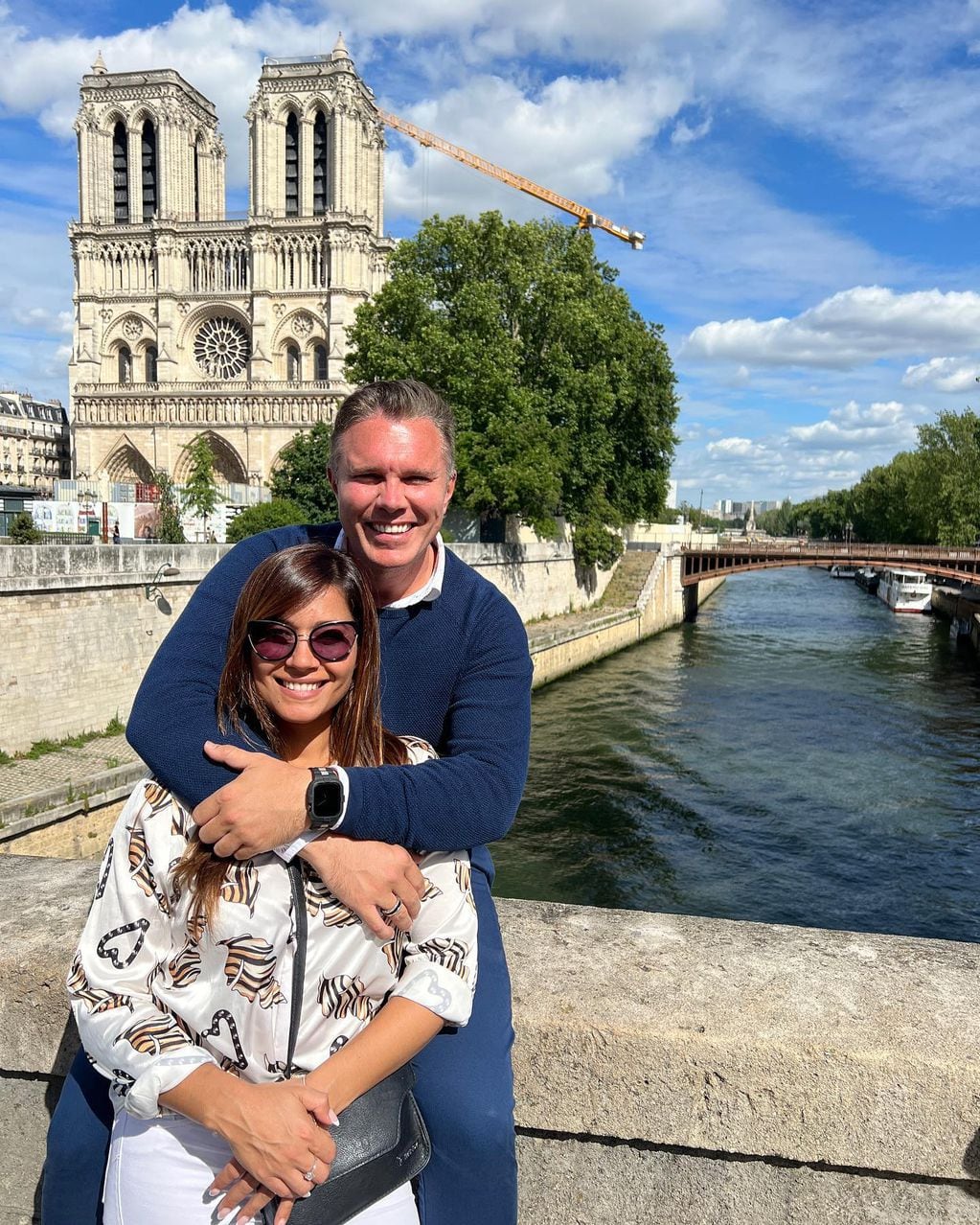La pareja junto a la catedral de Notre Dame.