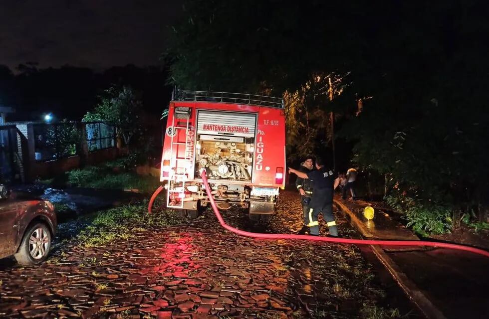 Los Bomberos Voluntarios de Puerto Iguazú extinguieron el fuego
