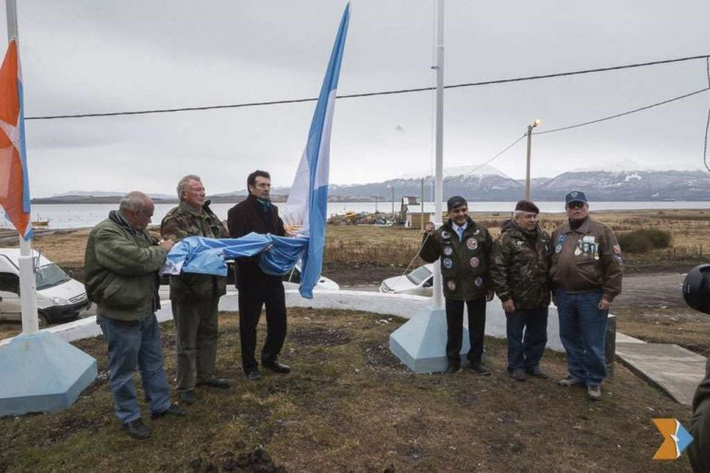 Buzos tácticos que desembarcaron en las Malvinas rindieron un sentido homenaje a los 44 tripulantes