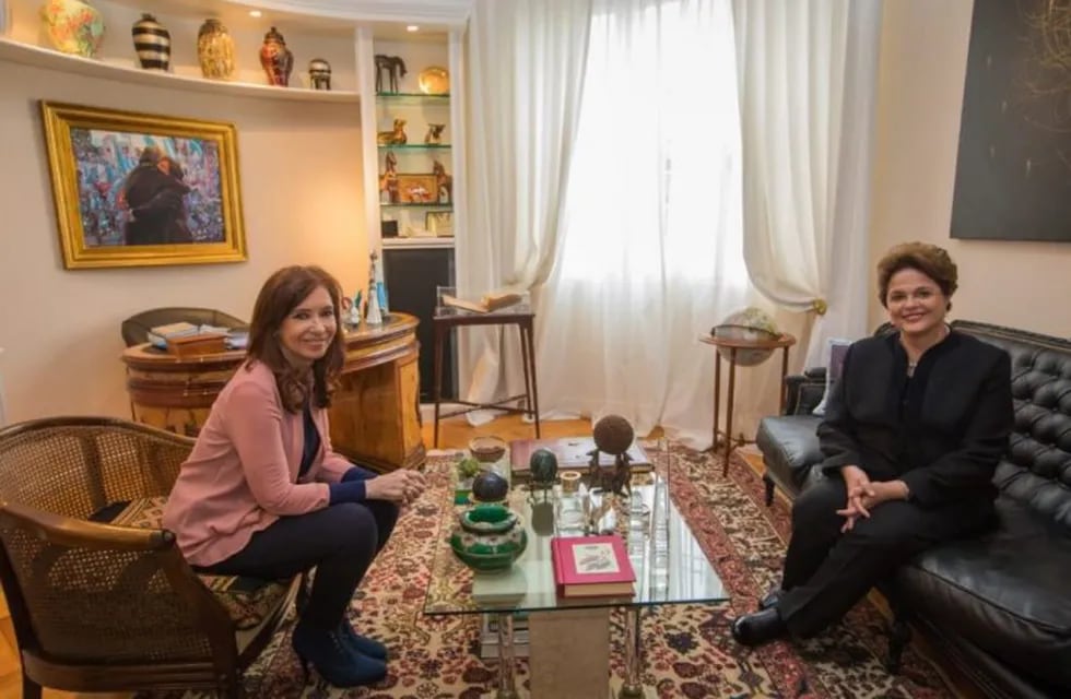 Dilma Rousseff visitó a Cristina Kirchner en su departamento de Recoleta.