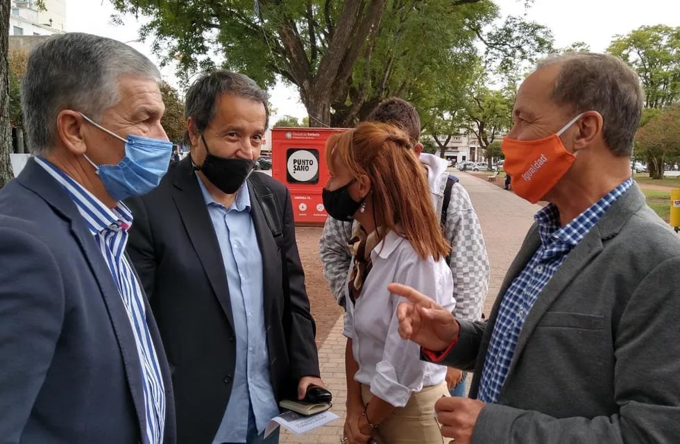 Jorge Muriel, Carlos Del Frade, Brenda Vimo y Rubén Giustiniani, en la Plaza 25 de Mayo en Rafaela