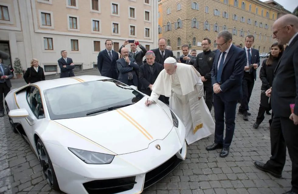 ¿Qué hace el Papa con un Lamborghini?