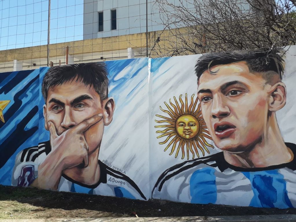 Paulo Dybala y Nahuel Molina fueron pintados encima de la bandera Argentina.