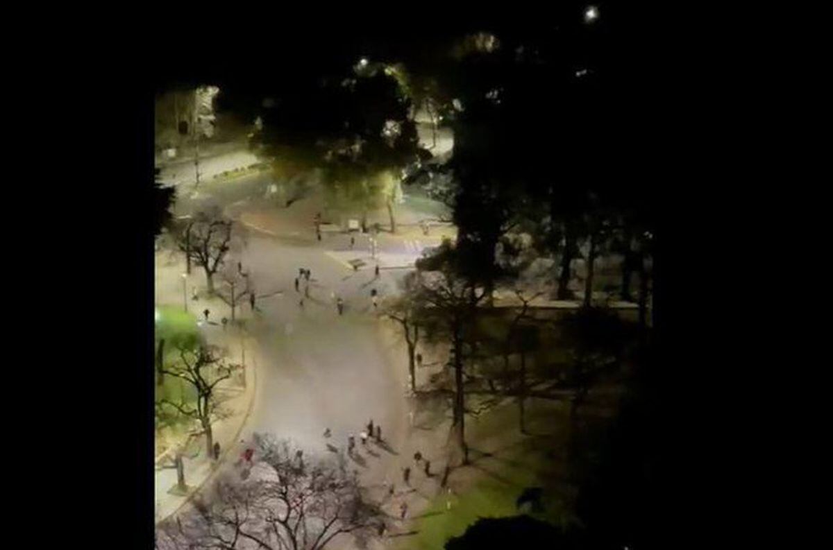 Batalla campal entre barras de Estudiantes y Gimnasia en La Plata.