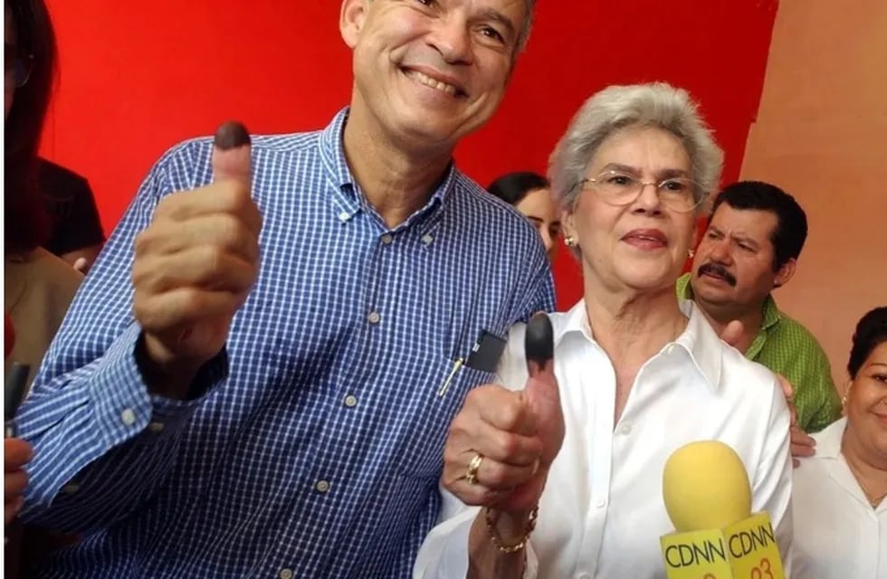 Pedro Chamorro junto a su madre, la expresidenta Violeta Chamorro (Foto: AP)