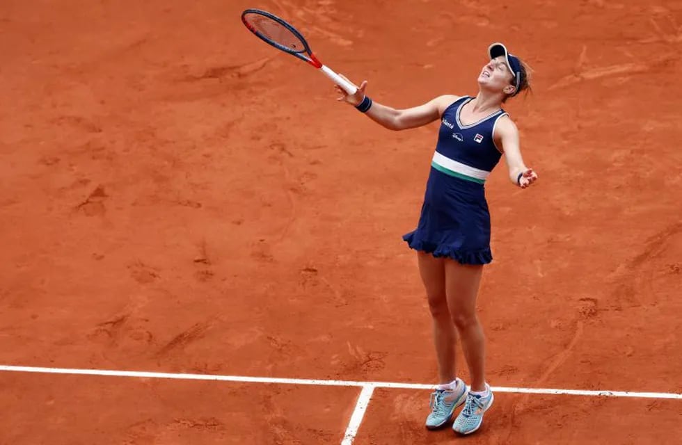 Paris (France), 06/10/2020.- Nadia Podoroska of Argentina reacts after winning against Elina Svitolina of Ukraine in their womenís quarter final match during the French Open tennis tournament at Roland ?Garros in Paris, France, 06 October 2020. (Tenis, Abierto, Francia, Ucrania) EFE/EPA/IAN LANGSDON
