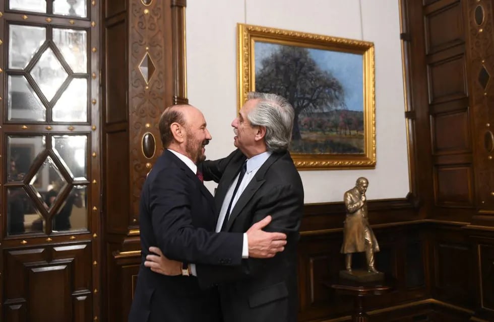 El presidente Alberto Fernández al recibir al gobernador formoseño Gildo Insfrán en Casa Rosada. Foto: Corresponsalía.