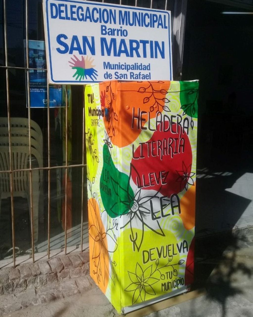 La heladera literia está en la vereda de la Delegación Municipal del barrio San Martín en San Rafael.