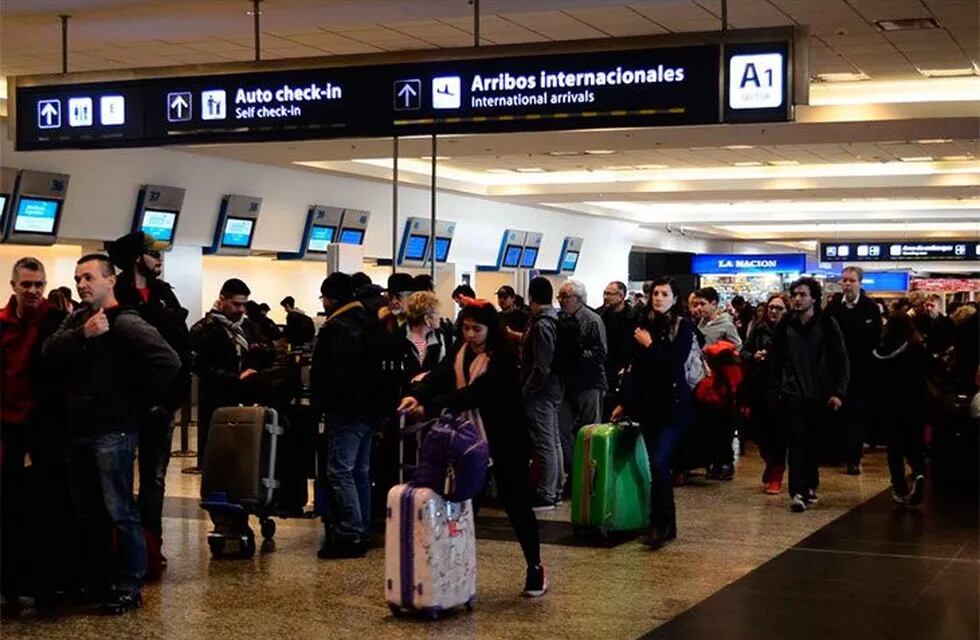 Nueva protesta de maleteros afecta a los pasajeros de Aeroparque.