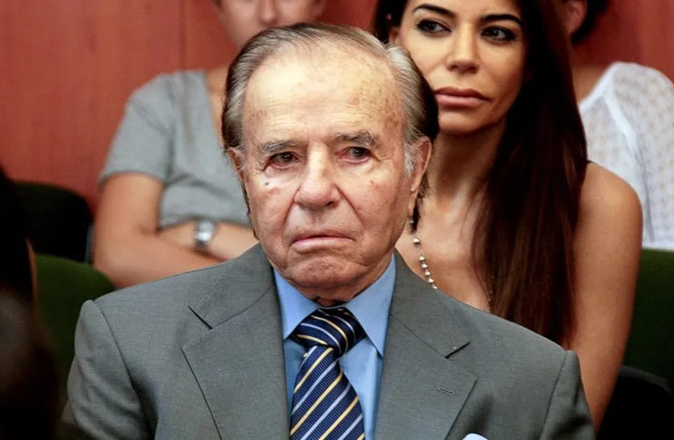 FILE - Handout photo released by the Argentinian Center of Judicial Information (CIJ) of Argentina's former president (1989-1999) Carlos Menem gestures, next to his daughter Zulema (back), during a hearing of the trial on embezzlement during his term of office, on March 2, 2015 in Buenos Aires. Menem, 85, added on December 1, 2015 a second sentence of four and a half years of jail for a case of supplementary wages during his term. His former Economy Minister Domingo Cavallo was also sentenced.   AFP PHOTO / CIJ buenos aires carlos menem juicio condenas por pago de sobreprecios expresidente de la nacion condena