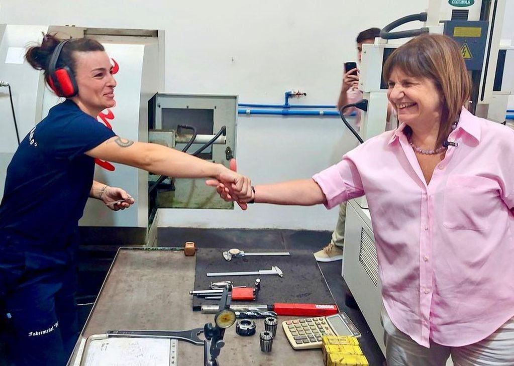 Patricia Bullrich saluda este lunes a una operaria en la metalúrgica Fabrimetal, de Córdoba.