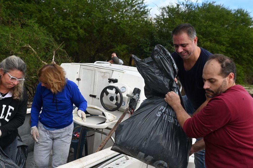 Instituciones, ciudadanos y municipio realizaron una jornada de limpieza comunitaria en las Costas del Río Gualeguaychú