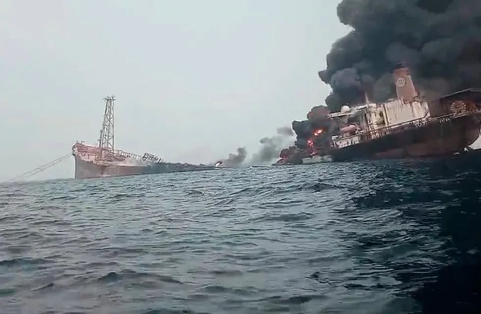 La inmensa humareda que se generó tras la explosión del navío petrolero en la costa de Nigeria.