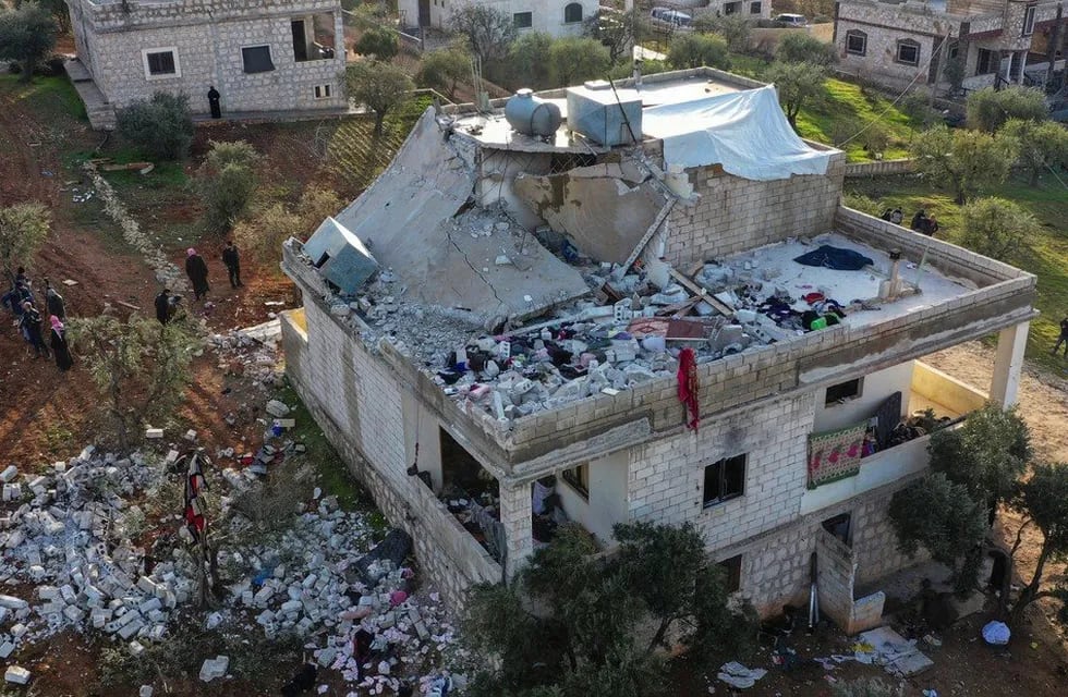 Una vivienda destrozada por el operativo militar de EE.UU. en Siria, que culminó con la muerte del líder de ISIS