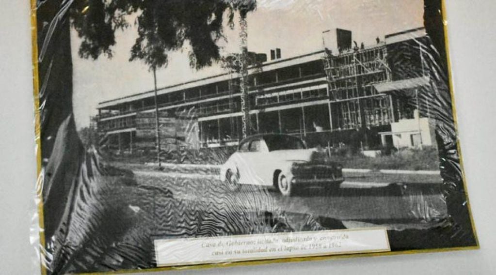 Imagen de la construcción del edificio, en la fotografía de una exposición (Plan B Noticias)