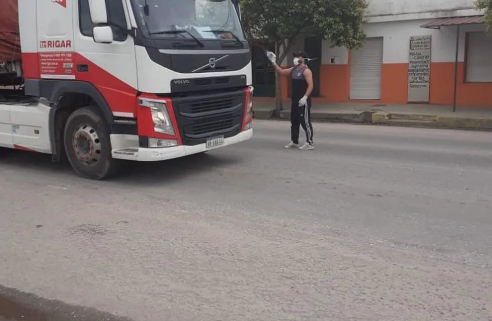 Santiago Temple: entregan sándwichs a camioneros