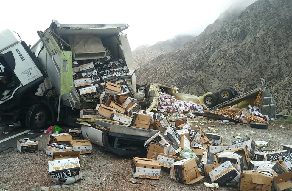 Dos camiones chocaron de frente en la ruta a Chile, una de las cargas fue repartida entre los que llegaban al lugar.