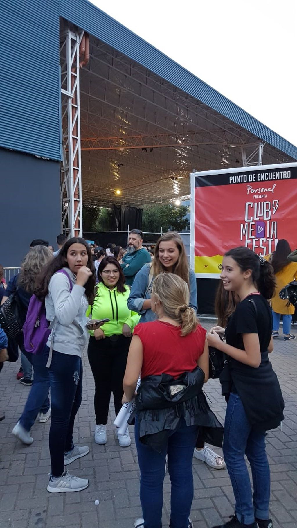 El Club Media Fest pasó por Córdoba y congregó a una multitud de chicos seguidores de los youtubers y padres acompañando su entusiasmo.