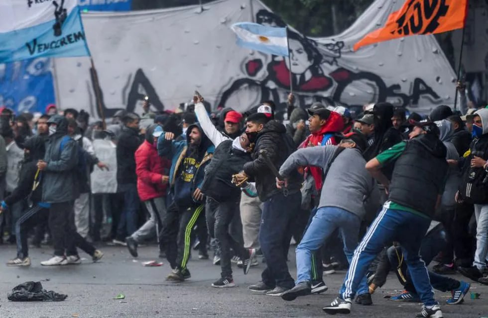 Demonstrators throw stones at riot police outside the Congress while Argentine Deputies began the discussion on the government’s austere 2019 budget, in Buenos Aires on October 24, 2018. - Argentinian Deputies Chamber carries out the first debate of the 2019 budget, with the purpose of achieving the fiscal balance agreed with the International Monetary Fund (IMF), but rejected by unions and social movements that called protest demonstrations. (Photo by EITAN ABRAMOVICH / AFP)