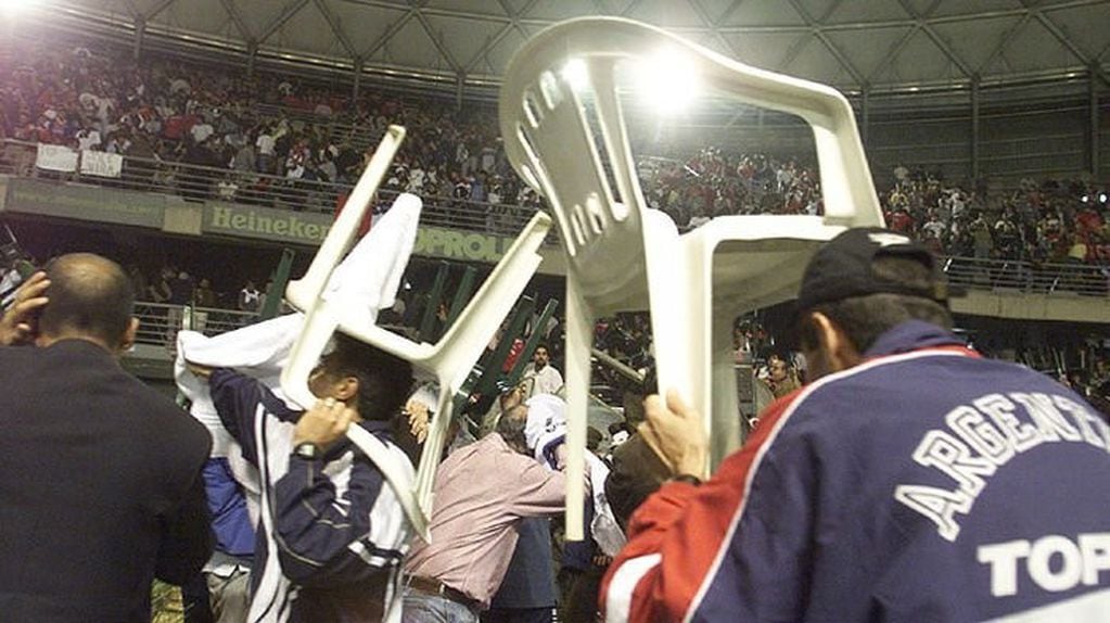Los sillazos, una postal del violento antecedente entre Argentina y Chile por la Copa Davis 2000.
