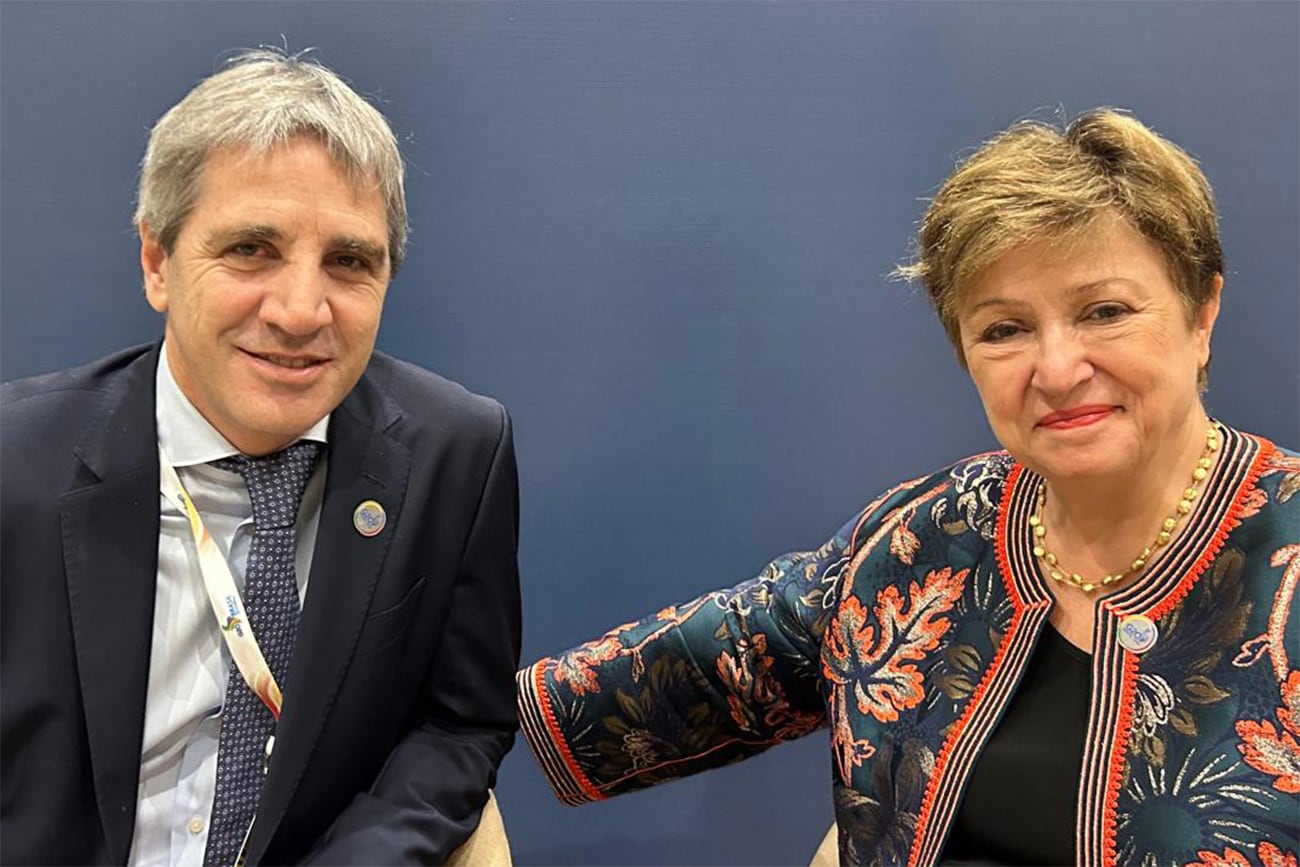 La foto viral en la reunión entre Caputo y la titular de FMI, Georgieva (Kristalina Georgieva/X).