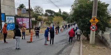 Largas colas para hisoparse en el centro CEDER de Carlos Paz.